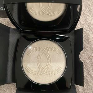 Chanel illuminating face powder - new in box